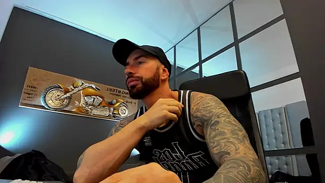 Snapshot of AronGrant chatting on December 2024 09:01:01 AM AronGrant online show from December 2024 09:01:01 AM