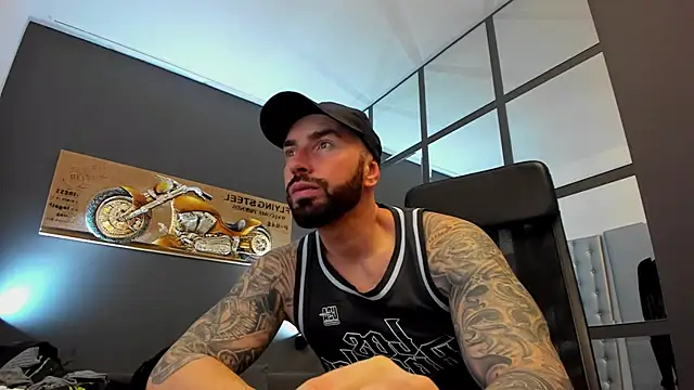 Snapshot of AronGrant chatting on January 2025 10:10:02 AM AronGrant online show from January 2025 10:10:02 AM