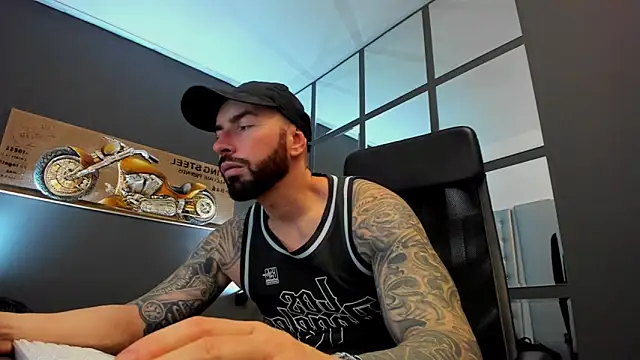 Snapshot of AronGrant chatting on January 2025 08:57:02 AM AronGrant online show from January 2025 08:57:02 AM