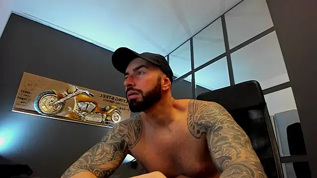 Snapshot of AronGrant chatting on January 2025 05:48:02 AM AronGrant online show from January 2025 05:48:02 AM