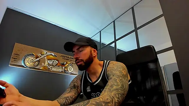 Snapshot of AronGrant chatting on January 2025 09:02:01 AM AronGrant online show from January 2025 09:02:01 AM