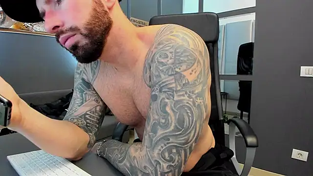 Snapshot of AronGrant chatting on January 2025 09:04:02 AM AronGrant online show from January 2025 09:04:02 AM