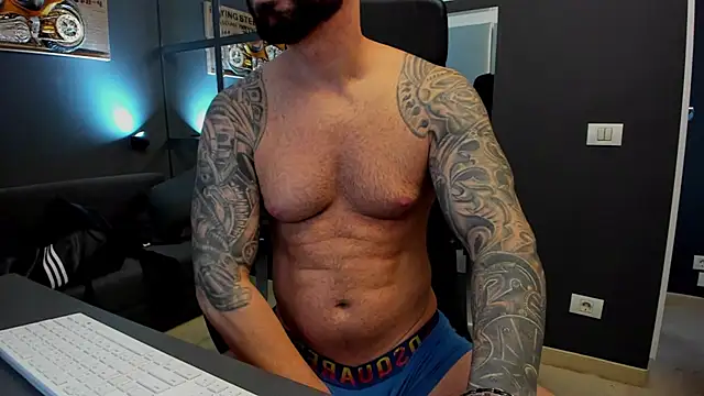 Snapshot of AronGrant chatting on January 2025 06:38:02 AM AronGrant online show from January 2025 06:38:02 AM