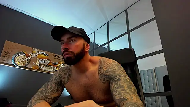 Snapshot of AronGrant chatting on January 2025 07:25:02 AM AronGrant online show from January 2025 07:25:02 AM