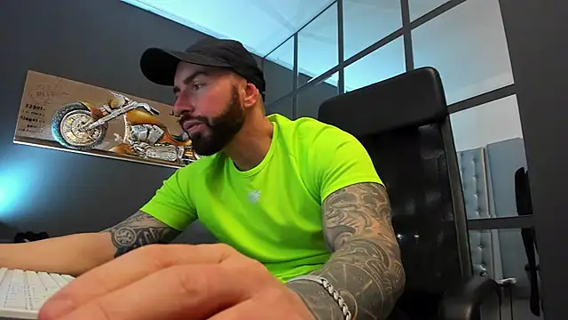 Snapshot of AronGrant chatting on January 2025 09:57:01 AM AronGrant online show from January 2025 09:57:01 AM