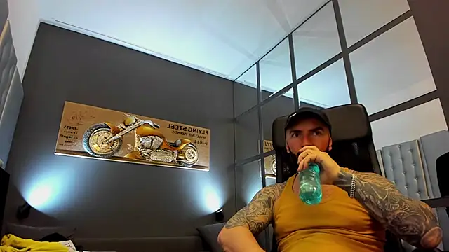 Snapshot of AronGrant chatting on January 2025 08:57:02 AM AronGrant online show from January 2025 08:57:02 AM