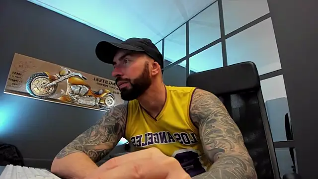 Snapshot of AronGrant chatting on January 2025 07:03:01 AM AronGrant online show from January 2025 07:03:01 AM