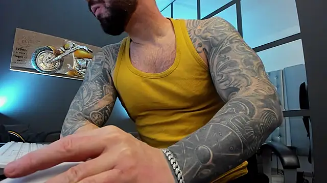 Snapshot of AronGrant chatting on February 2025 08:29:01 AM AronGrant online show from February 2025 08:29:01 AM