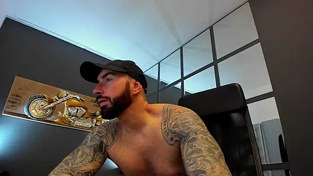 Snapshot of AronGrant chatting on February 2025 08:24:01 AM AronGrant online show from February 2025 08:24:01 AM