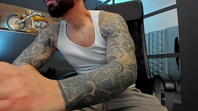 Snapshot of AronGrant chatting on February 2025 09:15:01 AM AronGrant online show from February 2025 09:15:01 AM