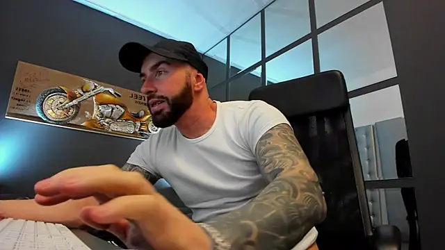 Snapshot of AronGrant chatting on February 2025 09:37:01 AM AronGrant online show from February 2025 09:37:01 AM