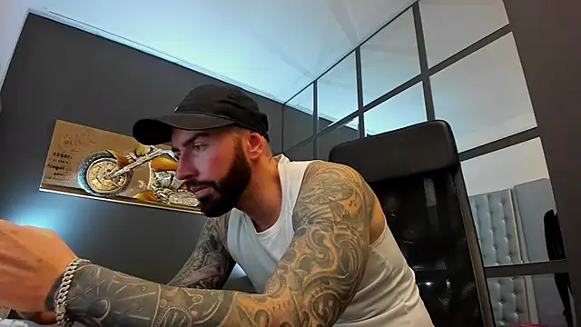 Snapshot of AronGrant chatting on February 2025 11:28:02 AM AronGrant online show from February 2025 11:28:02 AM