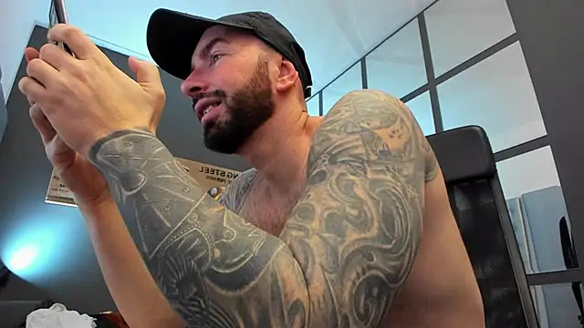 Snapshot of AronGrant chatting on February 2025 09:10:01 AM AronGrant online show from February 2025 09:10:01 AM