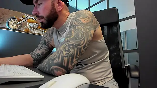 Snapshot of AronGrant chatting on February 2025 09:11:01 AM AronGrant online show from February 2025 09:11:01 AM