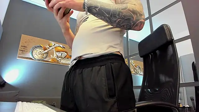 Snapshot of AronGrant chatting on February 2025 09:23:01 AM AronGrant online show from February 2025 09:23:01 AM