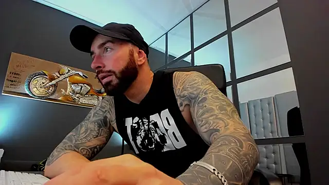 Snapshot of AronGrant chatting on February 2025 09:22:01 AM AronGrant online show from February 2025 09:22:01 AM