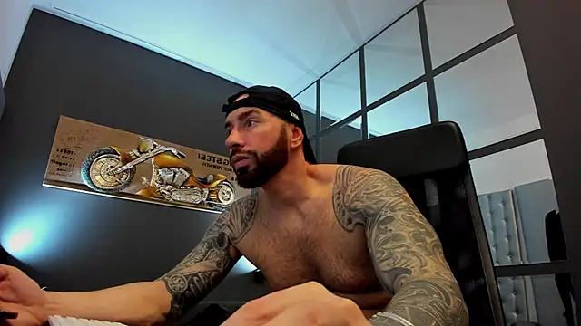 Snapshot of AronGrant chatting on March 2025 08:10:02 AM AronGrant online show from March 2025 08:10:02 AM