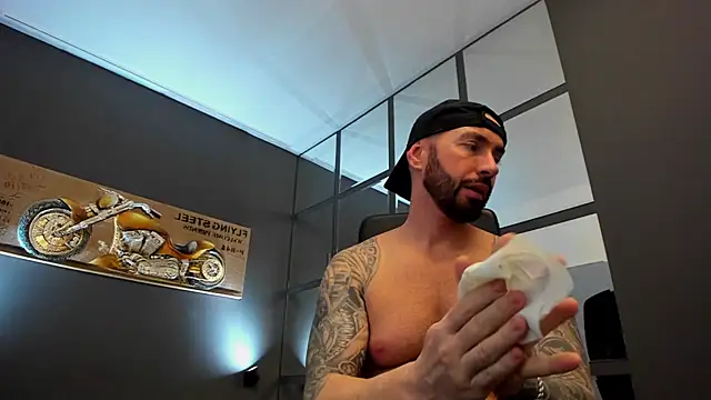 Snapshot of AronGrant chatting on March 2025 08:45:01 AM AronGrant online show from March 2025 08:45:01 AM