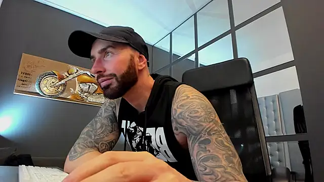 Snapshot of AronGrant chatting on March 2025 12:22:01 PM AronGrant online show from March 2025 12:22:01 PM