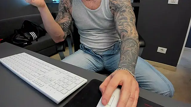 Snapshot of AronGrant chatting on March 2025 08:20:02 AM AronGrant online show from March 2025 08:20:02 AM