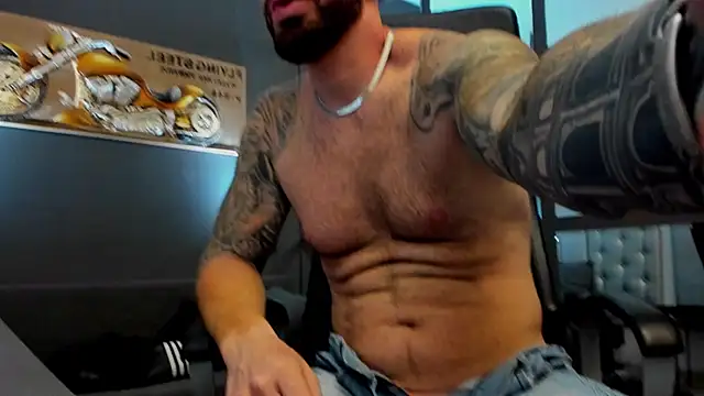 Snapshot of AronGrant chatting on September 2025 08:36:02 AM AronGrant online show from September 2025 08:36:02 AM