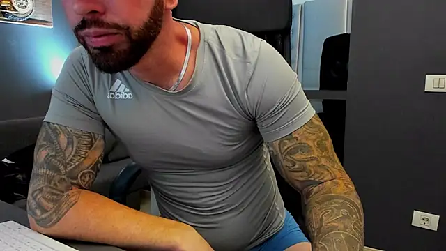 Snapshot of AronGrant chatting on September 2025 08:49:01 AM AronGrant online show from September 2025 08:49:01 AM