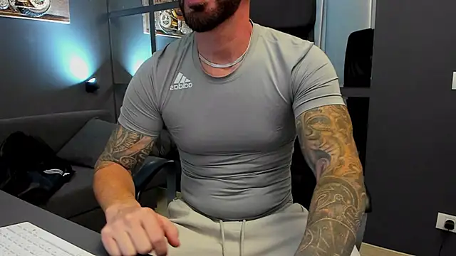 Snapshot of AronGrant chatting on September 2025 08:48:02 AM AronGrant online show from September 2025 08:48:02 AM