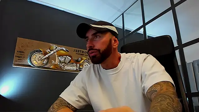 Snapshot of AronGrant chatting on September 2025 09:55:01 AM AronGrant online show from September 2025 09:55:01 AM