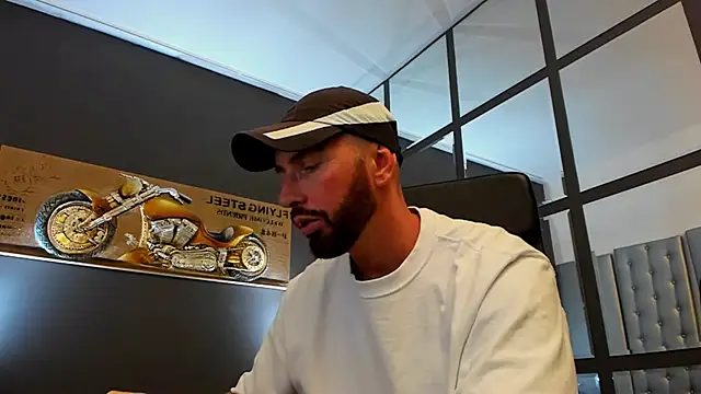 Snapshot of AronGrant chatting on September 2025 10:40:01 AM AronGrant online show from September 2025 10:40:01 AM