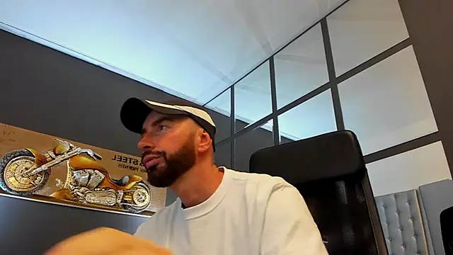 Snapshot of AronGrant chatting on September 2025 09:23:02 AM AronGrant online show from September 2025 09:23:02 AM