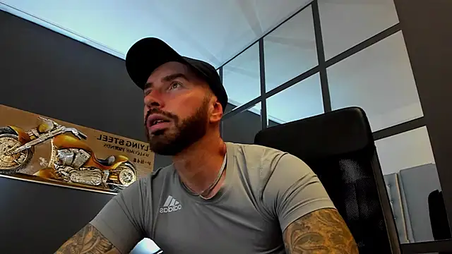 Snapshot of AronGrant chatting on September 2025 09:03:02 AM AronGrant online show from September 2025 09:03:02 AM