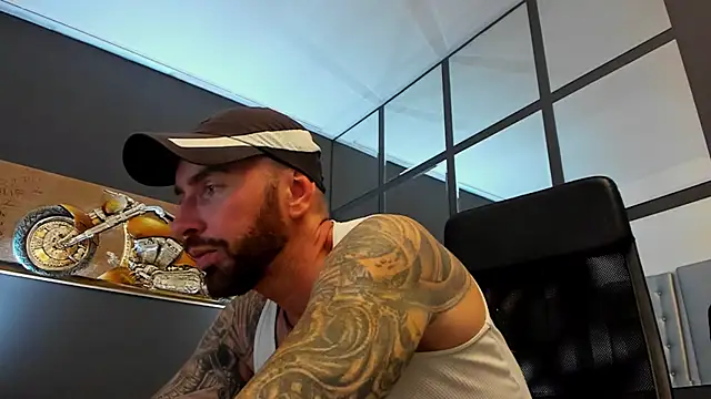 Snapshot of AronGrant chatting on September 2025 07:35:02 AM AronGrant online show from September 2025 07:35:02 AM