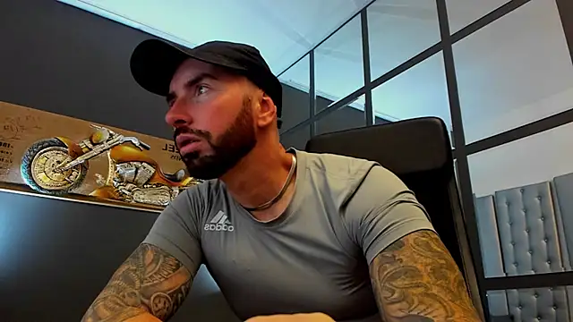 Snapshot of AronGrant chatting on October 2025 10:21:01 AM AronGrant online show from October 2025 10:21:01 AM