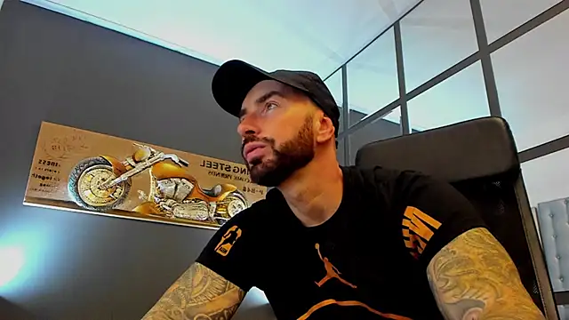 Snapshot of AronGrant chatting on October 2025 09:06:02 AM AronGrant online show from October 2025 09:06:02 AM