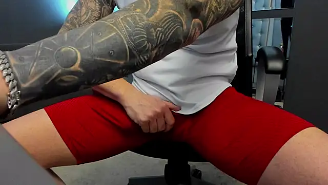 Snapshot of AronGrant chatting on October 2025 08:34:02 AM AronGrant online show from October 2025 08:34:02 AM