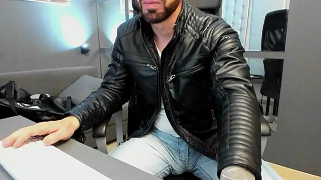 Snapshot of AronGrant chatting on October 2025 08:44:02 AM AronGrant online show from October 2025 08:44:02 AM