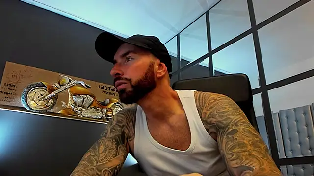 Snapshot of AronGrant chatting on October 2025 09:07:01 AM AronGrant online show from October 2025 09:07:01 AM