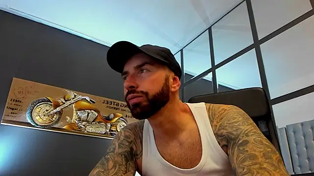 Snapshot of AronGrant chatting on October 2025 08:34:01 AM AronGrant online show from October 2025 08:34:01 AM