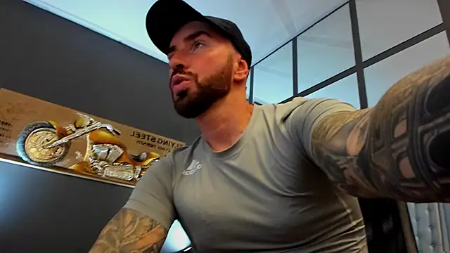 Snapshot of AronGrant chatting on October 2025 10:27:02 AM AronGrant online show from October 2025 10:27:02 AM