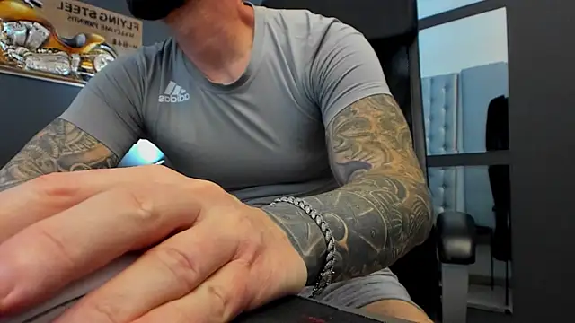 Snapshot of AronGrant chatting on October 2025 08:24:02 AM AronGrant online show from October 2025 08:24:02 AM