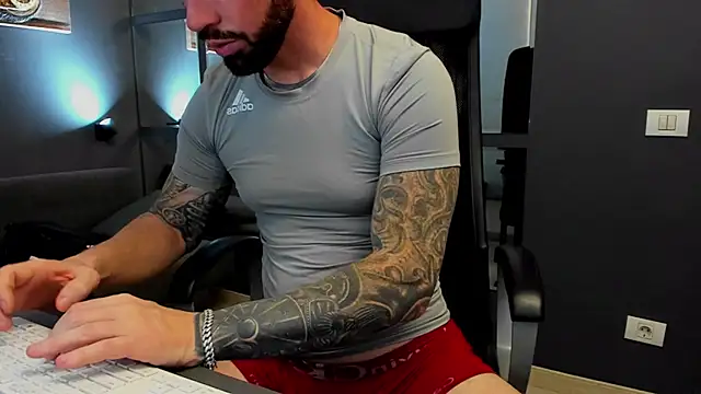 Snapshot of AronGrant chatting on November 2025 11:12:01 AM AronGrant online show from November 2025 11:12:01 AM