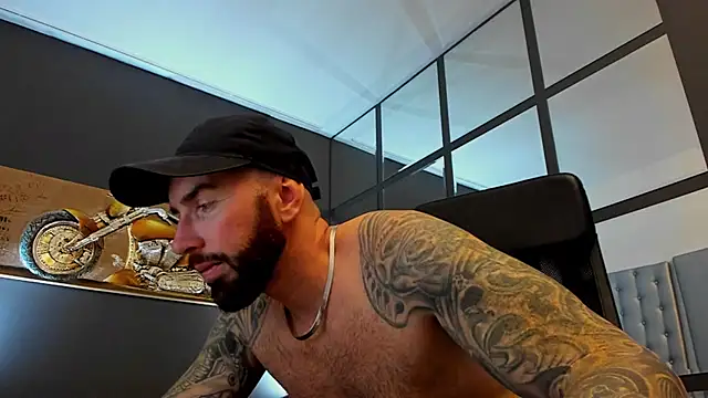 Snapshot of AronGrant chatting on November 2025 10:46:02 AM AronGrant online show from November 2025 10:46:02 AM