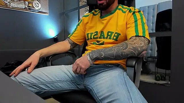 Snapshot of AronGrant chatting on November 2025 10:14:02 AM AronGrant online show from November 2025 10:14:02 AM