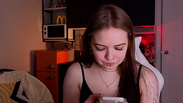 Snapshot of doll_lol_ chatting on December 2025 06:06:01 PM doll lol online show from December 2025 06:06:01 PM