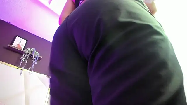 Snapshot of April_bowie chatting on October 2025 11:00:02 AM April bowie online show from October 2025 11:00:02 AM