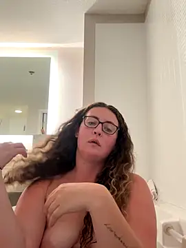 Snapshot of MaxxxyGirl chatting on October 2025 05:51:01 AM MaxxxyGirl online show from October 2025 05:51:01 AM