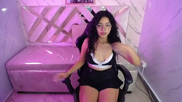 Snapshot of victoria_castillo_b chatting on March 2025 05:41:02 AM victoria castillo b online show from March 2025 05:41:02 AM