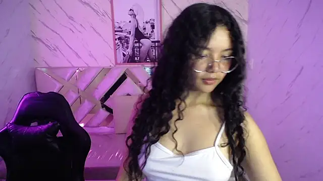 Snapshot of victoria_castillo_b chatting on March 2025 03:02:02 AM victoria castillo b online show from March 2025 03:02:02 AM