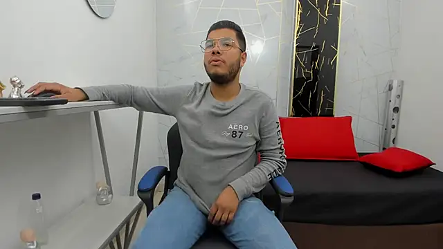 ian tomson online show from November 2025 08:03:01 AM