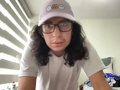 Snapshot of littlelatinhunter chatting on November 2025 09:48:01 PM littlelatinhunter online show from November 2025 09:48:01 PM